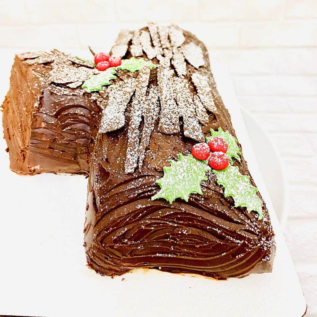 SUPER CAKESのインスタグラム：「#FrenchChristmasCake #yulelog  A Christmas cake, served near Christmas, especially in Belgium, France, Switzerland, Canada, Lebanon, Syria, and several former French colonies such as Vietnam, as well as the United Kingdom, Portugal, and Spain. P.S.Trust me it tasted heavenly 😋😋😋🎄🎄🧑‍🎄🤶」