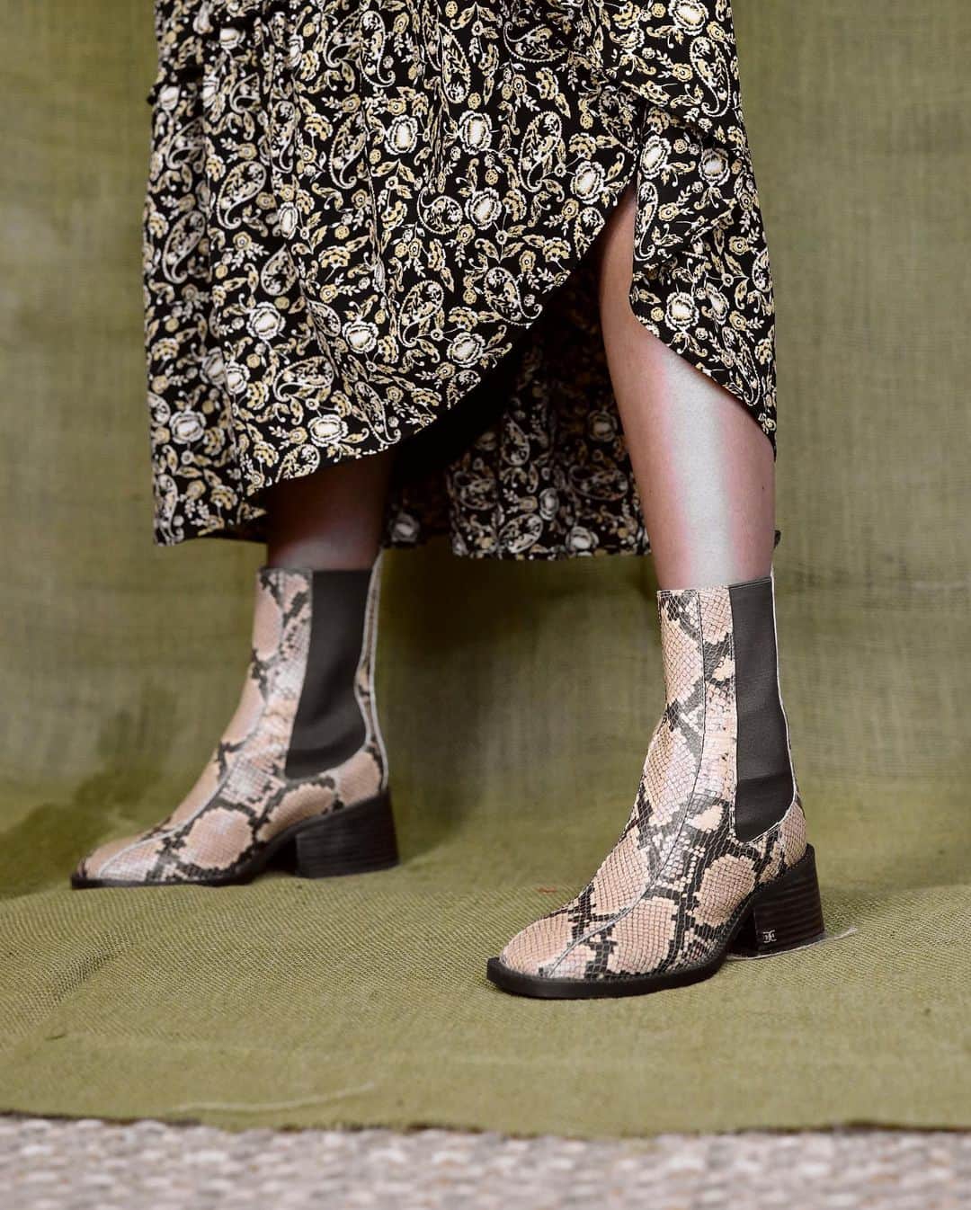 サムエデルマンさんのインスタグラム写真 - (サムエデルマンInstagram)「Upgrade your wardrobe with the DASHA square-toed ankle boot.   See our story for fit guide and styling inspo.   #SamEdelman #Fall2020 #StyleSpotlight」12月22日 5時39分 - sam_edelman