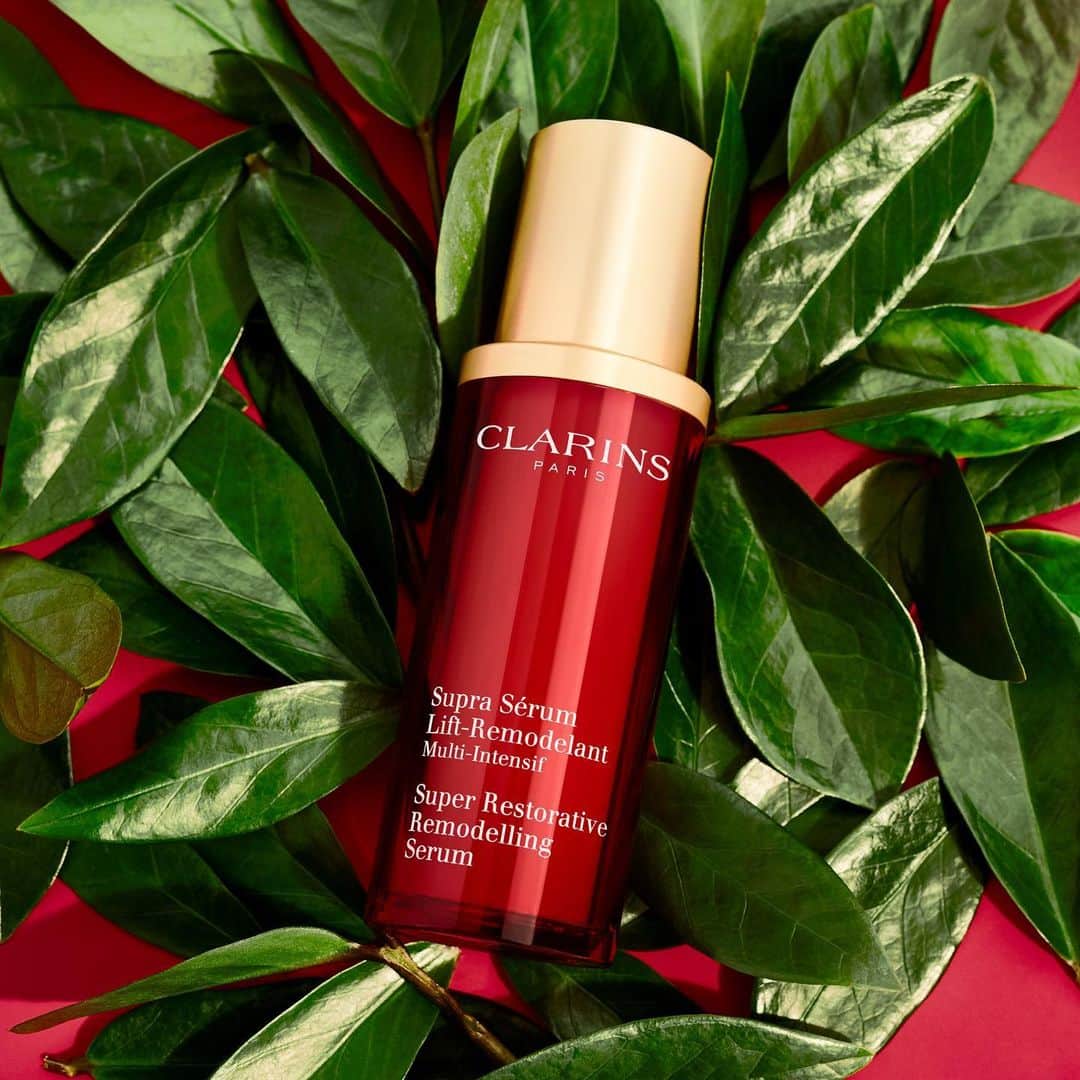 CLARINSさんのインスタグラム写真 - (CLARINSInstagram)「🌿❤️Feeling merry and skin is feeling bright this week!   Unprecedented anti-aging serum—with Organic Harungana—targets facial volume and age spots. Powered by plant science to visibly reduce lines, deep wrinkles and slackening.  #clarins #skincare #self care #clarinsskincare  #skinsolitions」12月22日 5時43分 - clarinsusa