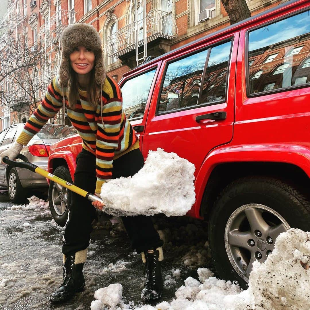 キャロル・ラドジウィルのインスタグラム：「Digging out is still worth having  a Jeep in the city. By the way, no one offered to help but one person pulled up and waited 30mins until I finished. Clearly they don't know about @spothero 🤣🚗 #1998 #jeepclassic #roadtrip #jeeplife #workout 💪🏼 @jeep」