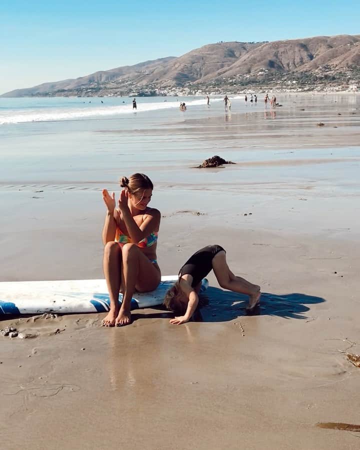 ストーミ・ヘンレイのインスタグラム：「Ahahaha best handstand ever😹」