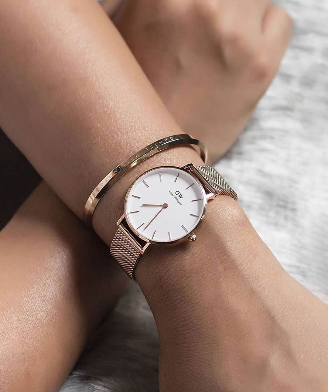 Style Fashion Luxuryのインスタグラム：「HOLIDAY OFFERS! @danielwellington Use the code  STYLEBOOK  for extra 15% off on all offers! Visit Danielwellington.com #danielwellington」