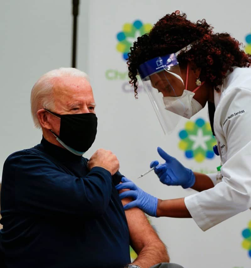 Just Jaredさんのインスタグラム写真 - (Just JaredInstagram)「President elect @joebiden has been given the first dose of the COVID-19 vaccine. Tap this pic in the LINK IN BIO to see the nine other celebrities and public figures who have received the vaccine already.  #JoeBiden Photo: AFP/Getty」12月22日 5時52分 - justjared