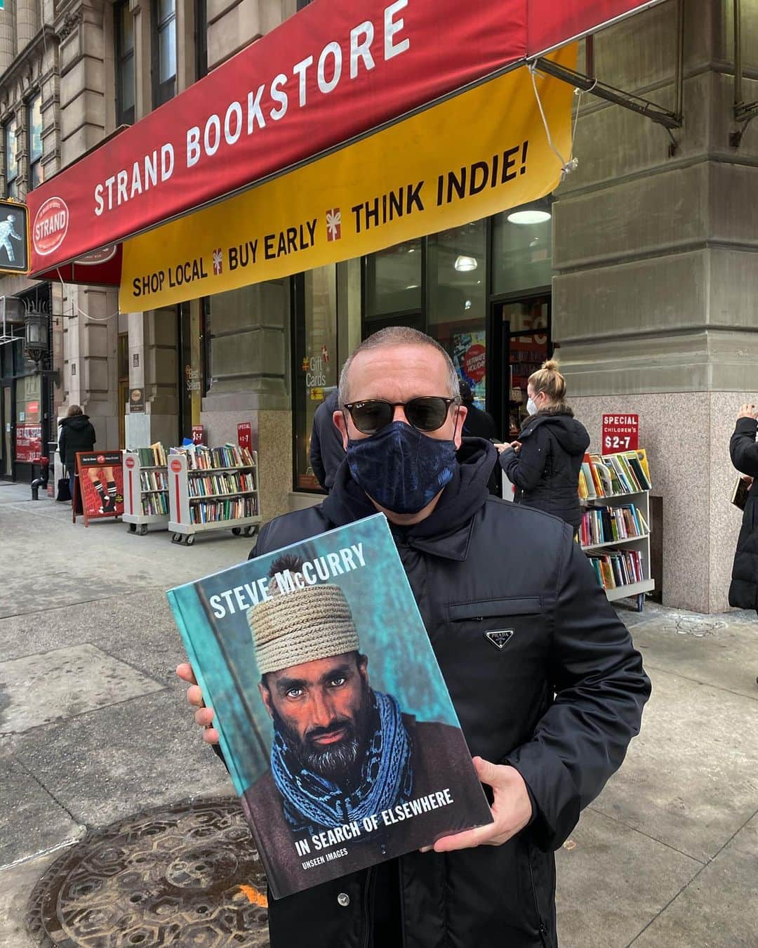 スコット・シューマンのインスタグラム：「Thanks @jennymwalton for my early Christmas gift of @stevemccurryofficial new book! Bought locally at @strandbookstore」