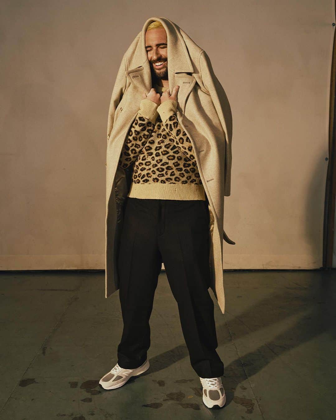 のインスタグラム：「“I’m getting really into fashion and I deeply care about it,” says Mr Jordan Firstman, our holiday cover star and one of the pioneers of a new genre of Instagram entertainment that has flourished in this strangest of years. “How I am dressing is more important to me than just like looking hot. After the vaccine comes out, maybe I’ll be going to more fancy parties, I want to have some really fab looks and get photographed,” he says. “A psychic told me I’m allowed to get lost in the glamour for a bit, but I’ll find my way back.” Check out our revealing interview with @jtfirstman on The Journal on MR PORTER, and be sure to catch his special Festive video message, too.」