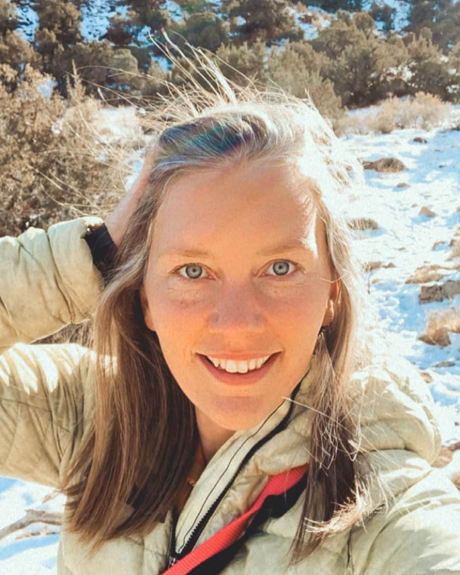 チェルシー・ルーズのインスタグラム：「Truth- I didn’t always want to make my career as a climbing coach.   I got stuck on a childhood dream of working in health care - but quite honestly I got side tracked by pursuing climbing as a professional athlete and was happy with my side gig as a coach.   What’s wild is that I started coaching when I was 17 years old - my first coaching gig was being the Head Coach of a Youth Climbing Team in Atlanta, GA. Then I was the Head Coach at the well known Movement Climbing + Fitness in Boulder, Colorado for 4 years while simultaneously being the first female Youth US Team Coach (all while being a member of the adult US Team).   Throughout all of this, I always said, “yea, but I don’t want coaching to be my career.”   I eventually worked my ass off to apply to PA school (if you know what it takes to even apply, then you know what I’m talking about - honestly it’s harder than applying for a doctorate program in PT/OT, etc which is a little insane) and I can finally say it was a blessing in disguise that I got waitlisted and never had a seat open up for me.   The Universe gave me exactly what has been in front of me all of these years - coaching. It’s perfect for me because I am a great teacher, I get to pass on my knowledge of the sport, AND I get to help you achieve your goals & be better all while fostering community and working hard on making it better than when I arrived. I love it and nothing has ever made me feel more full. 🧡🧡🧡  Whats better is that I am not limited by what I can do with coaching by being employed by a climbing gym...I became an entrepreneur in 2020 - and wow - while it is really fucking hard, it is simultaneously so rewarding.   So while this year has been a year to say the least - it also presented me with so many opportunities and I can really say that I AM EXTREMELY PROUD OF MYSELF.  (and I seriously cannot wait to spill the beans on all that I’m planning for you with She Sends Collective in 2021)  I’d love to know somethings that you’re proud of from the year! 👇」