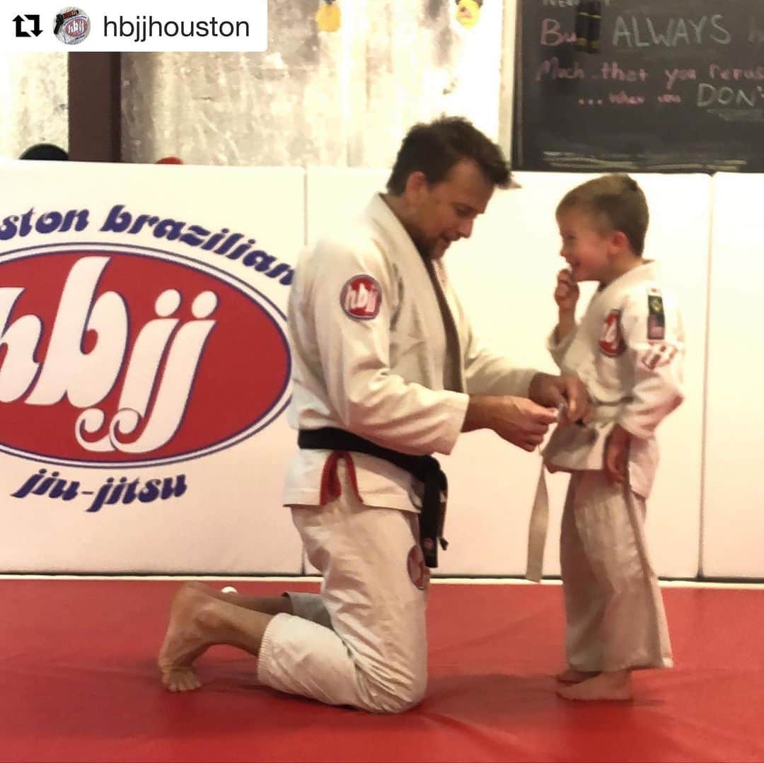 ショーン・パトリック・フラナリーのインスタグラム：「#Repost @hbjjhouston ・・・ There are not many people in the world that know the value of a properly placed 10” strip of white athletic tape. But yesterday, there became one more. Porter Louis Flanery. A very good portion of the most valuable things I hope to safely someday leave behind... I obtained on a Jiu Jitsu mat.  And, I can tell by he & his brothers squeeze that they’ll be held tightly... until it’s time to do the same. My safety deposit boxes are secure. I’m sure. #HeCameFromMyBalls #TheyCameFromMyBalls」