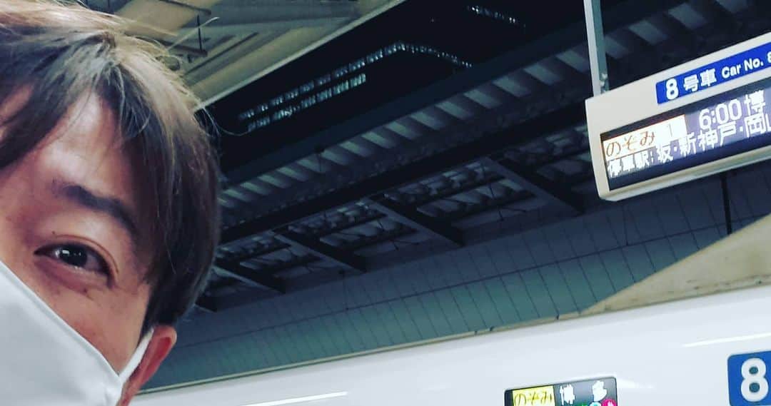 竹内弘一のインスタグラム：「とにかく京都に帰りますー！ ズキューンには十分間に合います！ きのうの内容はまたご報告します。 (たまたま8号車の前で撮っただけで 関係ありません(笑))」