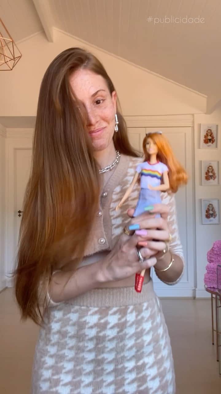 マリ・マリアのインスタグラム：「A imaginação não tem limite! ✨ E as bonecas Barbie sempre estiveram presente na minha infância #publicidade! Passava horas criando histórias e imaginando o quanto poderia ir longe! E hoje me recordo com muito carinho todas as histórias que criei e crio junto com meu filho e sobrinhos! Você pode ser o que quiser e trabalhando a imaginação desde sempre os sonhos vão ser sempre mais altos! As bonecas Barbies traz representatividade e muito amor em cada boneca, que foi criada com o intuito de mudar a vida de uma criança! 💕#VocêPodeSerTudoQueQuiser」