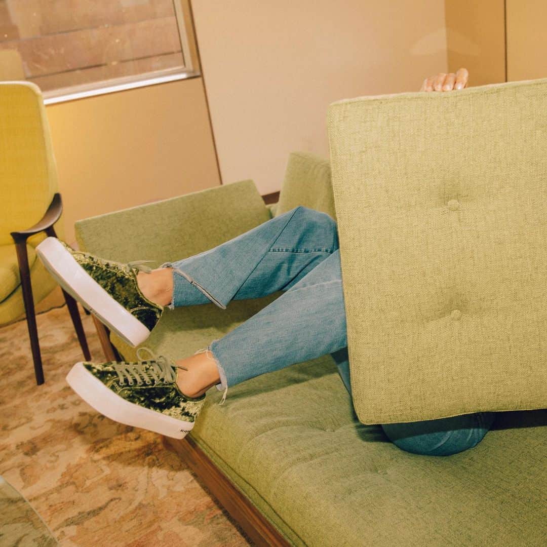 シービーズのインスタグラム：「Gifting made easy. Shop our gift cards directly from the couch.   As if that isn’t reason enough, we’re also offering 20% off gift cards now - 12/23. Link in bio to get yours today.   #letsgetcasual」