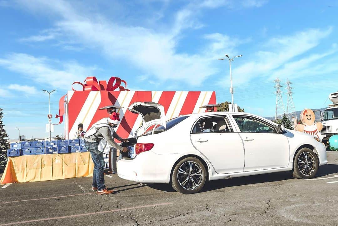 オークランド・アスレチックスさんのインスタグラム写真 - (オークランド・アスレチックスInstagram)「We had a great time with @eatlearnplay during their holiday drive-thru distribution at the Coliseum. This year, 1,000 Oakland families were surprised with food and gifts to celebrate the holiday season. #RootedInOakland」12月22日 6時12分 - athletics