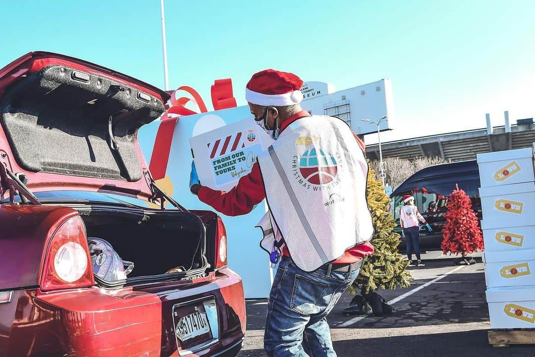 オークランド・アスレチックスさんのインスタグラム写真 - (オークランド・アスレチックスInstagram)「We had a great time with @eatlearnplay during their holiday drive-thru distribution at the Coliseum. This year, 1,000 Oakland families were surprised with food and gifts to celebrate the holiday season. #RootedInOakland」12月22日 6時12分 - athletics