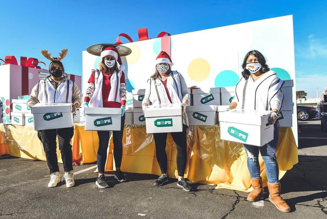 オークランド・アスレチックスさんのインスタグラム写真 - (オークランド・アスレチックスInstagram)「We had a great time with @eatlearnplay during their holiday drive-thru distribution at the Coliseum. This year, 1,000 Oakland families were surprised with food and gifts to celebrate the holiday season. #RootedInOakland」12月22日 6時12分 - athletics