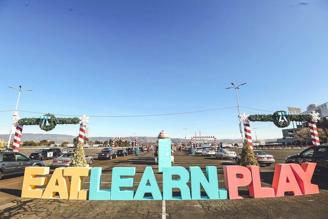 オークランド・アスレチックスさんのインスタグラム写真 - (オークランド・アスレチックスInstagram)「We had a great time with @eatlearnplay during their holiday drive-thru distribution at the Coliseum. This year, 1,000 Oakland families were surprised with food and gifts to celebrate the holiday season. #RootedInOakland」12月22日 6時12分 - athletics