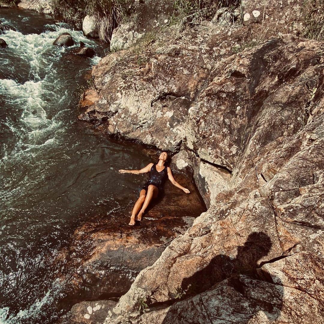 Yanna Lavigne 稲垣アンのインスタグラム：「Abrindo caminho pra Era de Aquário ♒️ 💜」