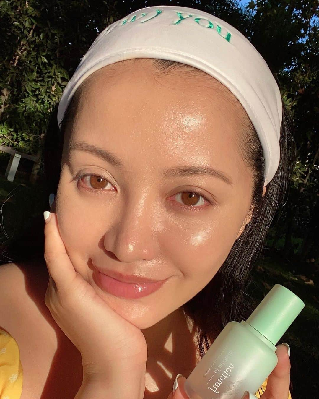 ミシェル・ファンさんのインスタグラム写真 - (ミシェル・ファンInstagram)「Have you tried creating your custom serum by @functionofbeauty? #ad I’ve been using my own blend for over a month and love the textures. My skin has been looking extra dewy💧They offer so many options so you can FULLY customize each product to you making you feel #oneinthreebillion ✨   🌱 About my formula:  I have combination and non-sensitive skin, I wear a little makeup on a daily basis.  I chose the micellar gel cleanser and cream moisturizer to really focus on getting the hydration I need. My skin goals were to focus on hydration, anti-aging, and even tone. Depending on what goals you select, your product will have different hero ingredients to best target your needs. Since I chose to hydrate, all my products include hyaluronic acid which is soo important. My favorite ingredient was Tiger Grass 🐯 for anti-aging! It’s grown in Asia and legend has it that tigers used to roll in it to heal their wounds. It’s great for calming red skin, is naturally anti-inflammatory, and will help regenerate and heal your skin. Do you have a favorite ingredient?   To learn more, 👆 click the link in my bio to get 20% off and a free spa headband with any bundle - it actually says (dew ) you 💧pun intended  Note: Products are all Paraben, sulfate, GMO and Toxin free, and are always 100% Vegan and Cruelty-Free 🥰」12月22日 6時06分 - michellephan