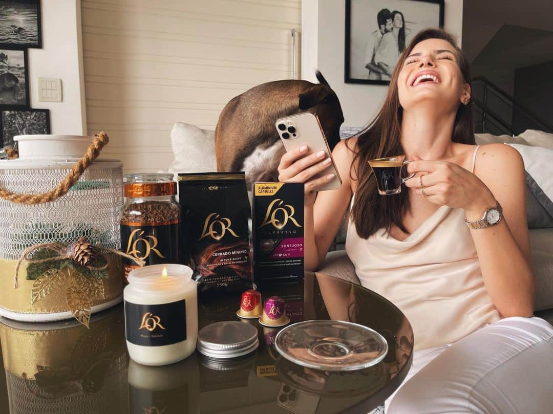 Camila Queirozさんのインスタグラム写真 - (Camila QueirozInstagram)「Fechando o ano com esse kit muito especial que ganhei da minha parceira @lorespressobrasil. Estou super ansiosa para viver novas experiências de café com os grãos torrados e moídos e também com o café solúvel. São diversas opções com sabores e aromas marcantes. Uma experiência única a cada café ☕ hmmm #ExperienciaLOR *publicidade」12月22日 6時09分 - camilaqueiroz