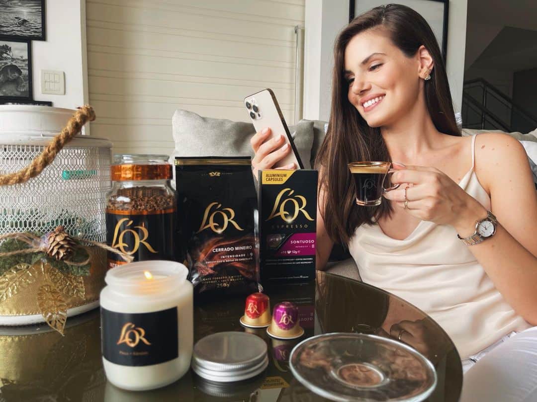 Camila Queirozのインスタグラム：「Fechando o ano com esse kit muito especial que ganhei da minha parceira @lorespressobrasil. Estou super ansiosa para viver novas experiências de café com os grãos torrados e moídos e também com o café solúvel. São diversas opções com sabores e aromas marcantes. Uma experiência única a cada café ☕ hmmm #ExperienciaLOR *publicidade」