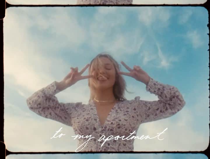 オリヴィア・ホルトのインスタグラム：「lyric vid for talk me out of it ☁️」