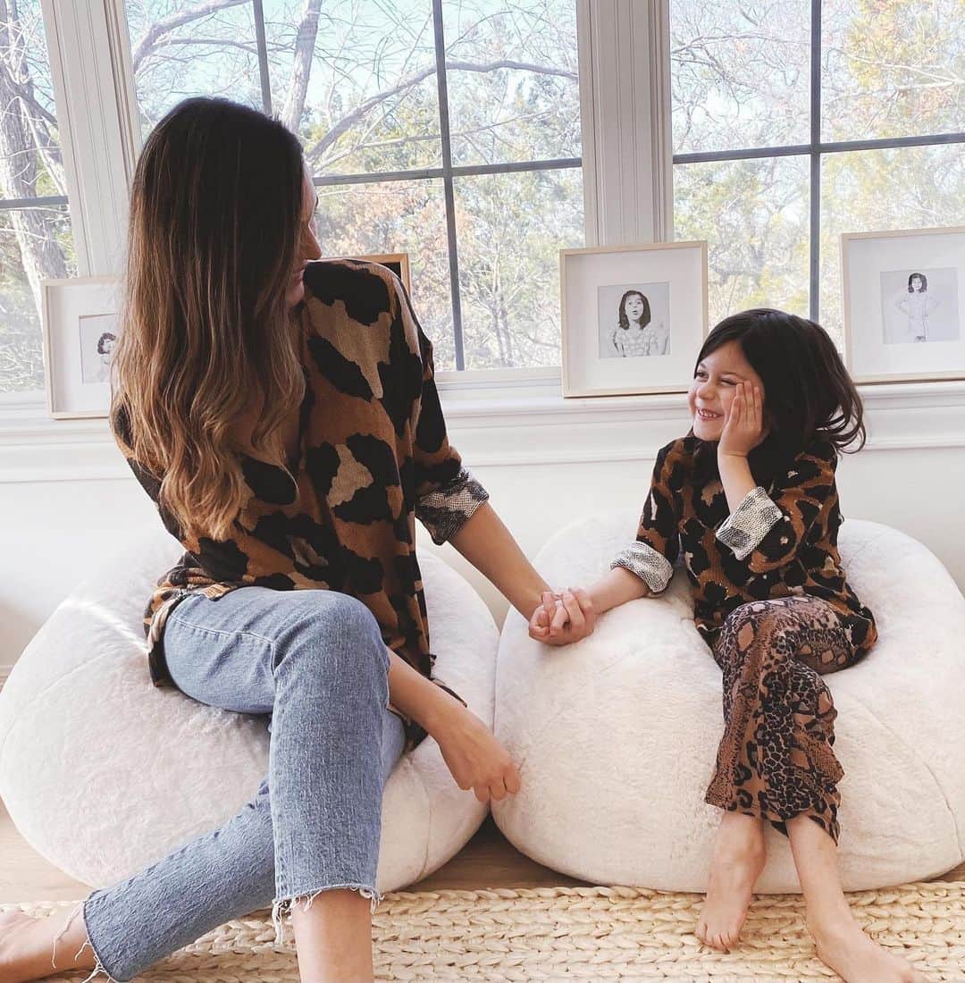 オデット・アナブルのインスタグラム：「Match your mama day! Just over here in @showmeyourmumu, a company created by my dope friends @cammymumu and @colognemumu. Thanks girls, we love being matchy-matchy 🐆」