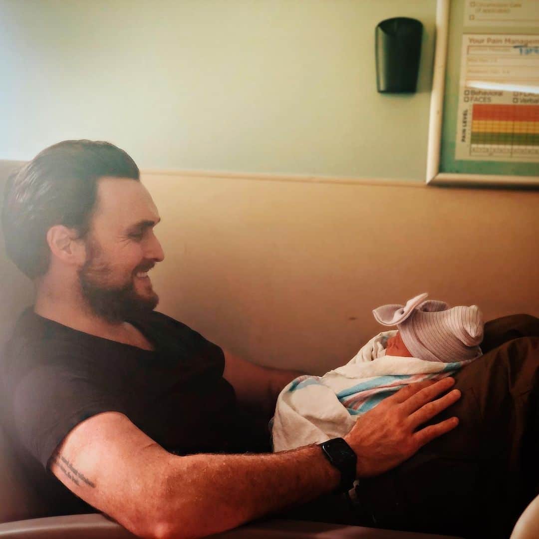 オウェイン・イオマンのインスタグラム：「Welcome to the world PHOENIX ZION YEOMAN!! You are already the center of our universe. We are so excited to journey through this life with you and enjoy every single, amazing moment of the ride. You light up our world and I already know Everbelle is about to be the best big sister you could ever wish for. @gigiyeoman you are, as always, my hero- beautiful, gracious and always stoic-taking everything in pregnancy in your stride. Thankyou for these incredible little ladies that we made-you sacrifice so much during your pregnancy and you do it with a constant smile and seldom ever a complaint. I love you my three beautiful girls. Daddy is on cloud nine right now! I cannot stop smiling at our Xmas Miracle!! #girldad #newbaby #babygirl #phoenixzionyeoman #littlesister #twogirls #happydaddy #dadlife #xmasbaby #christmasbaby #everbelleyeoman #mygirls #daddysgirl #daddysgirls」