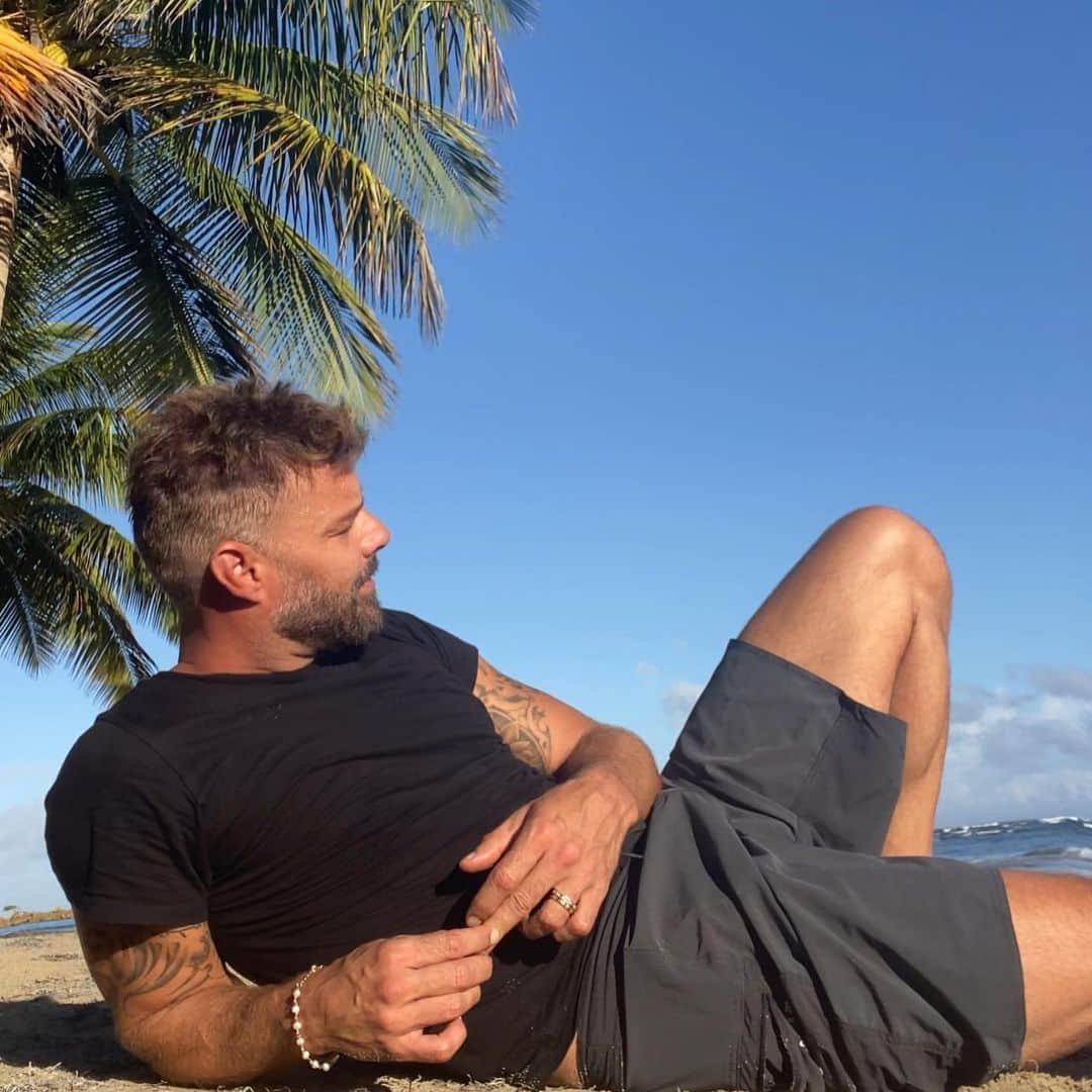 リッキー・マーティンさんのインスタグラム写真 - (リッキー・マーティンInstagram)「Birthday week is here 🎉🎂🥳🎈🎁」12月22日 6時14分 - ricky_martin