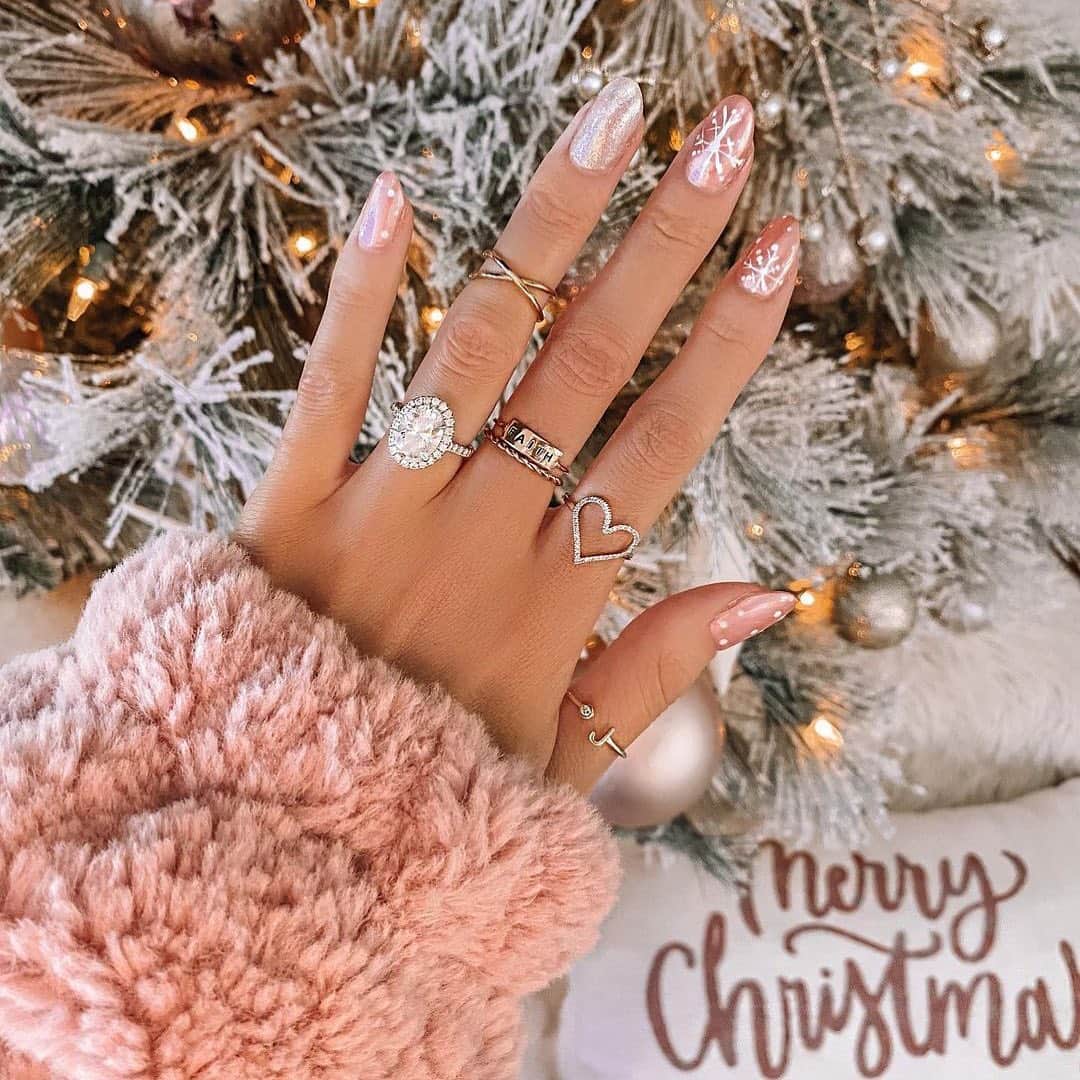 OPIさんのインスタグラム写真 - (OPIInstagram)「It's starting to look a lot like Christmas 🎄#OPIObsessed with this mani featuring #OPIShineBright shades ✨ Shades: #SnowfallingForYou and #NaughtyOrIce?  By: @jenniferxlauren  #OPIObsessed #ColorIsTheAnswer #NOTD #NailSwag #NailsOfInstagram #NailsOnFleek #NailPolish #Nails #OPI」12月22日 6時14分 - opi
