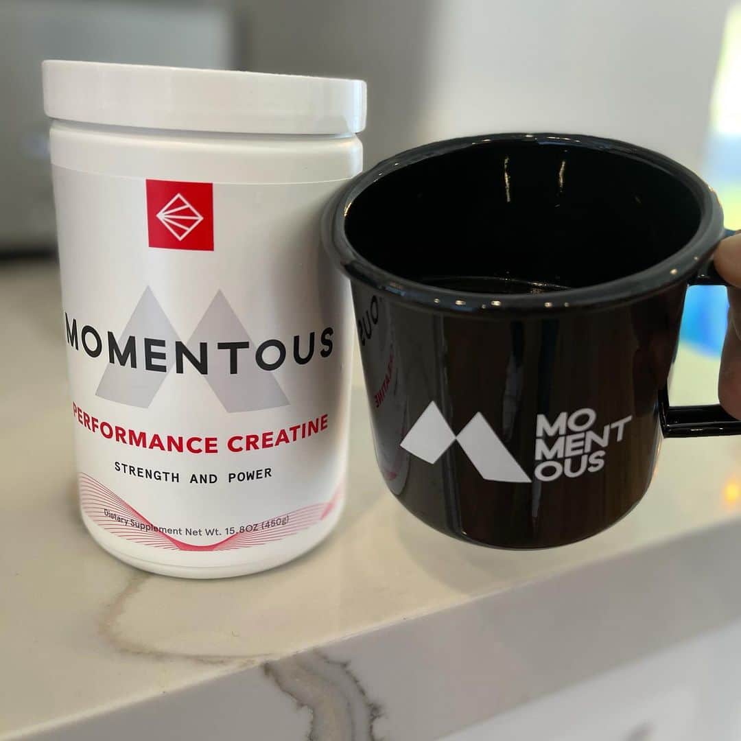 ロブ・ディアデックのインスタグラム：「Creatine and Coffee💪🏼☕️ going full strength and power to close out 2020. @livemomentous @dyrdekmachine」