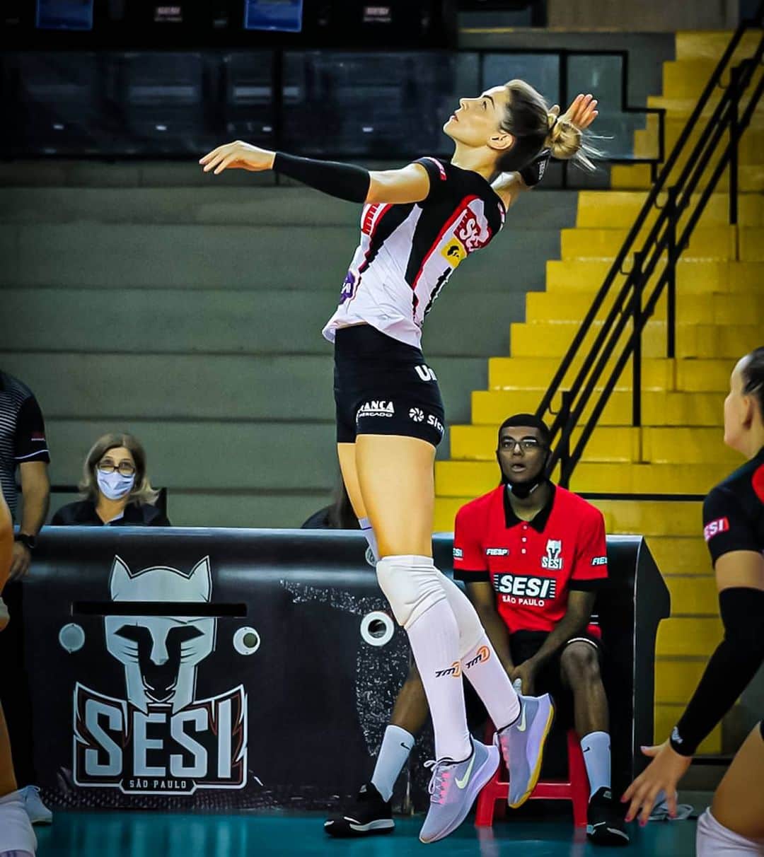 SuelleOliveiraのインスタグラム：「Hoje é Dia do Atleta! Homenagem a todos que se dedicam ao esporte tanto amador quanto profissional. Me conta qual esporte você pratica???  #diadoatleta #atletadevoleibol #voleibol #voleifeminino #paixão #carreira #profissao #esportes  📸 @rickofotos」