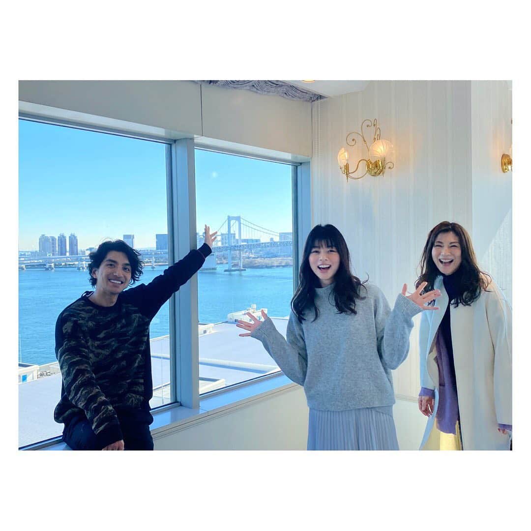 MIHOのインスタグラム：「27.Allenの合間に撮影  みんなそれぞれ頑張っているんだなぁ、って刺激を受けた一日  最近悩まされている股関節痛ですが、えれなちゃんも股関節が弱いトークでもりあがり、こうやってやるとよいですよ☺︎という運動とバレエを週一回してるしなやかさをみて愕然っ  やらねば。。。  おつかれさまーっと、撮影終わりに家族写真、撮ってみた後にパラサイトごっこ  今年1年ありがとうございましたーっ☺︎  撮影もあと少しで仕事納め  ですが、まずは松屋銀座での27.Allenのイベントをみんな元気で無事に終わらせることに全集中っ  @elena1982312  @kotawave  @p.o.saruya   #撮影 #ランチ #レインボーブリッジ #家族写真風 #パラサイト #映画最近観れてないなぁ #洋服の青山」