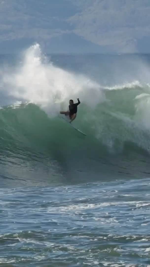カリッサ・ムーアのインスタグラム：「A wave from the Bay before the comp 😊 Video/ @westooth Wesley Larsen」