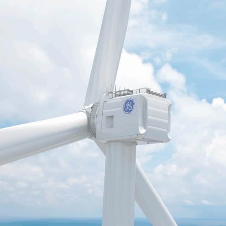 GeneralElectricのインスタグラム：「How did @gerenewableenergy’s #HaliadeX become the world’s most powerful offshore wind turbine in operation?   Well in part, it’s because of the massive turbine blades produced by @lmwindpower.   Clocking in at 107 meters long, these blades are a force to be reckoned with. And not exactly the easiest to make.   To help give load-carrying parts of the blade a combination of high stiffness and low mass, skilled workers use a special hybrid fabric woven from fiberglass and carbon fiber.   The result? Blades that are just as beautiful as they are functional.」