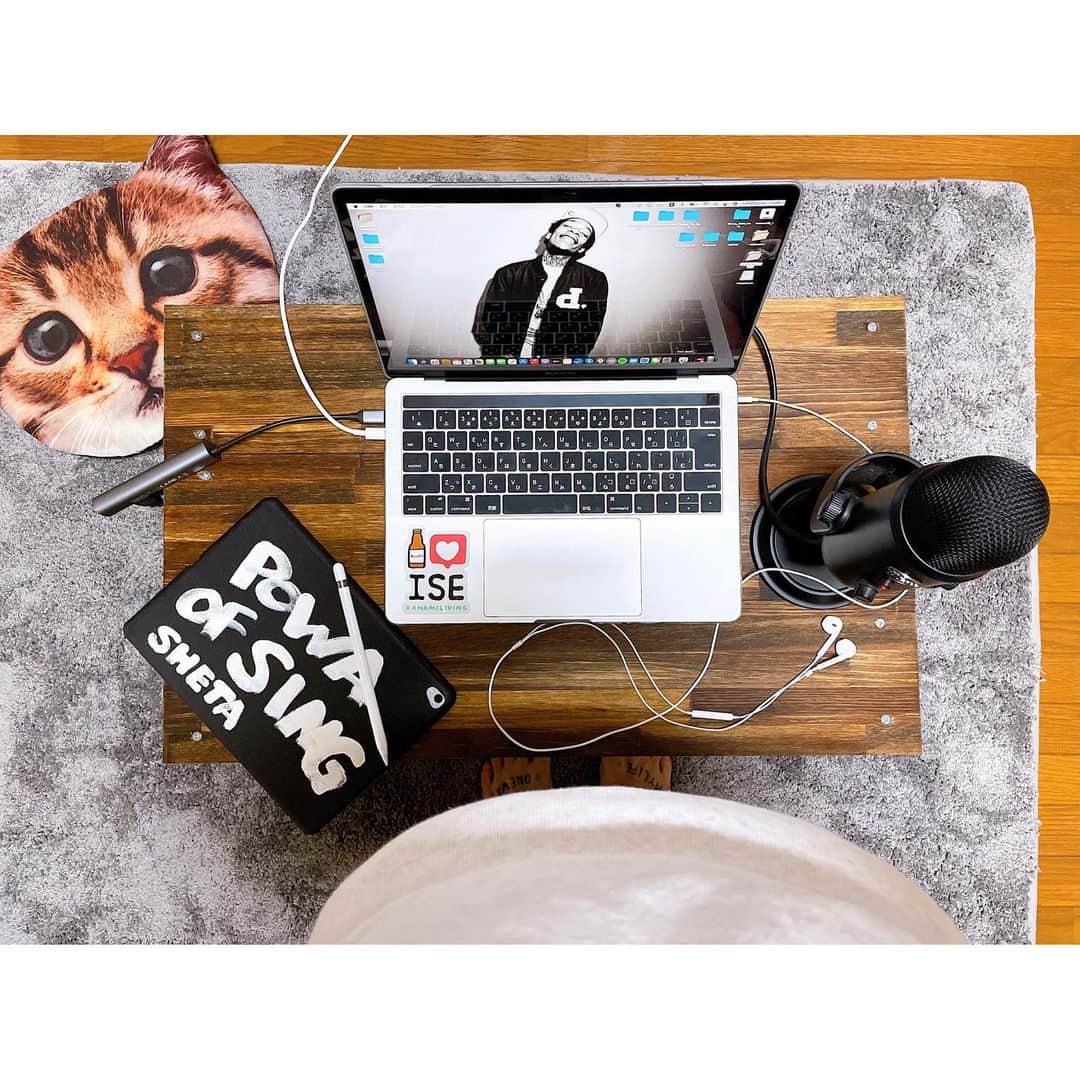 etsucoのインスタグラム：「✱ ✱ ✱ 出来たああああああああああ🥳🥳🥳 ✱ 自画自賛でとても申し訳ないんだが、、、 めちゃくそテーブル可愛い！！💗💗 ✱ しかも理想通りすぎる💗💗くぅ💗💗 ✱ ちなみに、、、8割お父さん👨🏻😂← (僕は適当人間なのですが、父は大工なのでどうしても適当仕事に口を出さずにはいられない性分ww父子で何日もやいやい喧嘩しながら作った力作です😂😂😂😂 ✱ 改めて、子供の頃から大工なお父さんを心の底から尊敬してるしかっこいいと思うし本当に誇りに想ってます。大好きです。 ✱ いっぱい喧嘩したけどw 可愛いテーブル一緒に作ってくれてありがとうな💗💗(本人には絶対言わない← ✱ 顔も性格も体型もなんでもかんでもそっくりすぎで、不器用で仲直り下手なとこもそっくりすぎで、本当面倒くさい父子だと思いますが、これからも仲良しでいようね💗 ✱ よーし、またここから沢山素敵な音楽を生み出したり、趣味の絵を描いたりしながら想い出を作ろーっと。 ✱ ✱ #父子合作 #たった1つのテーブル」