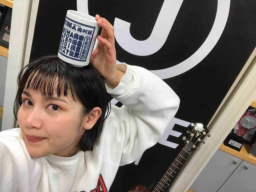 のインスタグラム：「﻿ 【J-WAVE TOKYO GUITAR JAMBOREE 2020 RETURNS】﻿ ﻿ いよいよ今週末開催🙌﻿ ﻿ 初日12/26に出演するAnly×ジャンボリー公式グッズ⚡️﻿ ﻿ ・特製湯呑み﻿ ・ロゴ缶バッチ（全18種）﻿ ﻿ オフィシャルグッズはオンライン限定で絶賛発売中です！﻿ ※会場での販売はありません﻿ ﻿ 🔵詳しくはギタージャンボリー公式ホームページまで。﻿ ﻿ #ギター813 #jwave #ギタージャンボリー #Anly #音楽 #music #両国国技館 #グッズ #公式グッズ #オフィシャルグッズ #ラジオ #トーキョーギタージャンボリー #湯呑み #缶バッチ #ギター #ギター弾き語り #ライブ #ライブ配信」