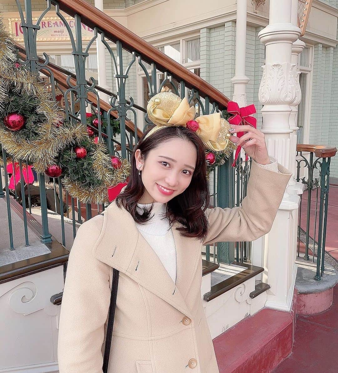 生形由佳のインスタグラム：「🎄🎁 ❄︎ もうすぐクリスマスですね🎅🏻 ❄︎ ❄︎ ❄︎ #tokyodisneyland #disneyland #disney #disneysea #beatyandthebeast  #東京ディズニーランド #ディズニーコーデ #ディズニー #ディズニーシー #美女と野獣 #冬コーデ #コート #白ニット　#ニットコーデ #白コーデ #クリスマス #christmas」