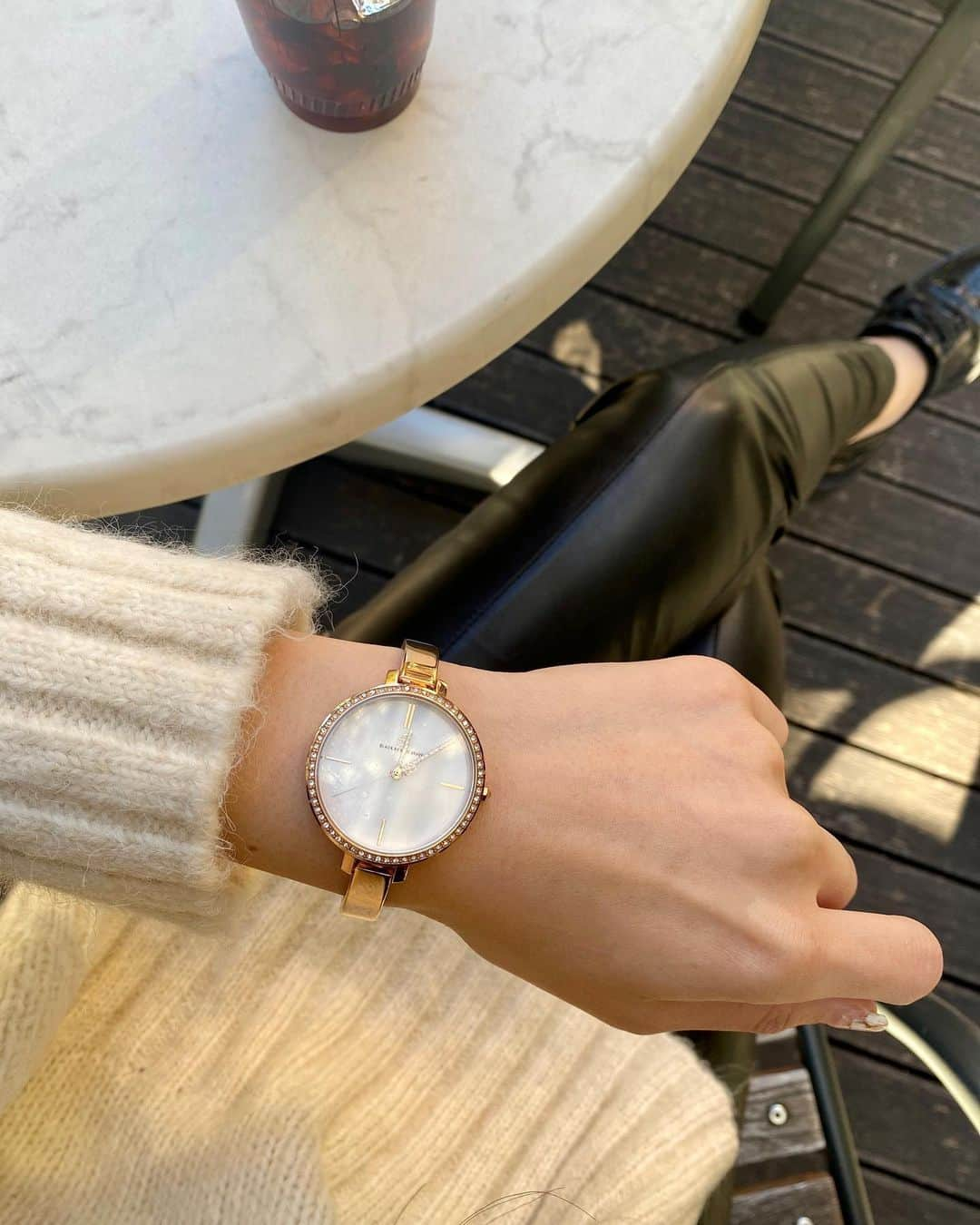 丸山悠美さんのインスタグラム写真 - (丸山悠美Instagram)「新しく時計をおろしました✨ @4bwatches_japanの時計。  フェイスの縁と針のラインストーンと華奢なベルトが素敵。 手元が華やかに❤️  #4bwatches #腕時計 #時計 #brackbybruebrave #クリスマス #クリスマスプレゼント #クリスマスギフト #ママコーデ #ママファッション #プチプラコーデ #30代ファッション #コーデ #大人可愛い #大人カジュアル #きれいめカジュアル」12月22日 17時26分 - maruyumi