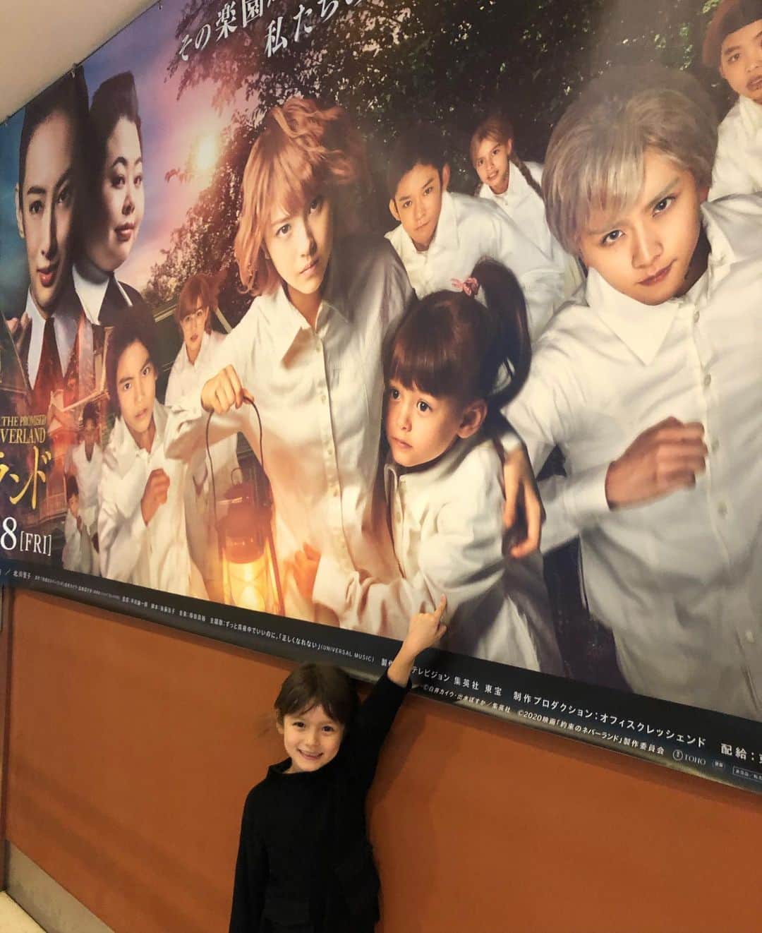 大桑マイミのインスタグラム：「只今、公開中の映画「約束のNEVERLAND」にナイラ役で娘も出演させていただいております。ちょい役ではございますが頑張っておりました。 漫画同様、ドキドキな展開に静かな興奮😭涙あり。素晴らしい作品です。是非皆さんもご覧ください。 familytube エピソード9「約束のNEVERLAND編」upしております！ そちらも　よろしくお願いします。🙌」