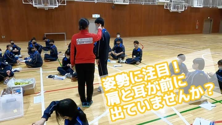 北海道メディカル・スポーツ専門学校のインスタグラム：「今日は大曲中学校へ進路講和へ行ってきました！ みゆき先生の母校！😊  テニスボールを使ったストレッチをレクチャー！  スポーツトレーナーのお仕事、少し興味持ってもらえましたか？  #メディスポ #ハイテク #専門学校 #スポーツトレーナー #アスレティックトレーナー #パーソナルトレーナー #スポーツデータアナリスト #ストレッチ #トレーニング #姿勢改善 #柔軟性アップ  #中学生 #成長期 #恵庭 #北海道 #スポーツを支える #スポーツを止めるな2020」