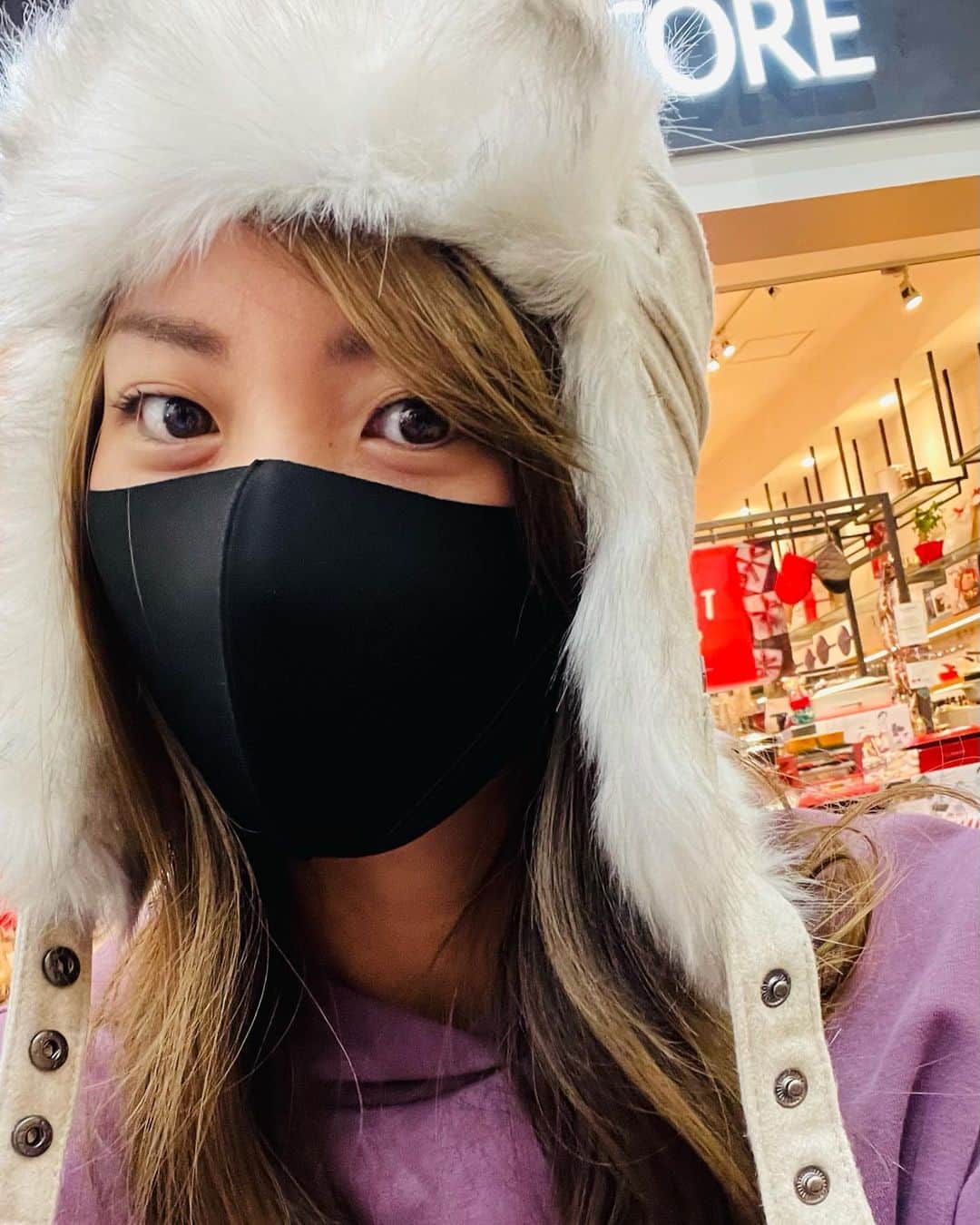 竹原三貴のインスタグラム：「昨日ストーリーにも載せたけど 寒いからあったかそうな帽子げとした👒 見せたいけど画面におさまりきらない私の顔面😂  それにしてもマスクをすると更に目立つ私の涙袋ww  #decathlon #西宮ガーデンズ #selfie #iphone12pro #iphone」