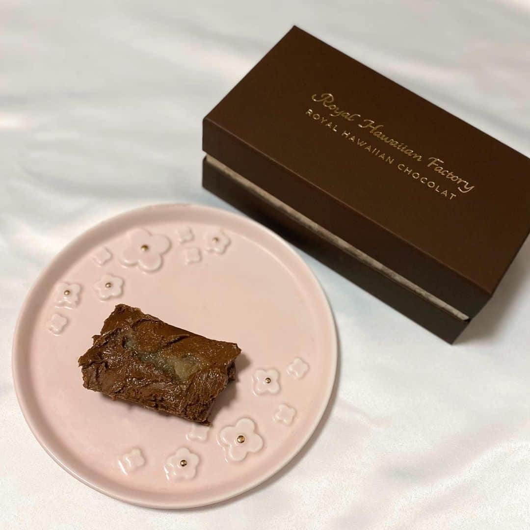 中谷あすみさんのインスタグラム写真 - (中谷あすみInstagram)「ロイヤルハワイアンファクトリー @royalhawaiianfactory.jp さんから届いた ロイヤルハワイアンショコラコナコーヒーフレーバー🍫  ショコラ×コナコーヒーの組み合わせのこのケーキはグルテンフリーでハワイアンハニーとマカダミアナッツを使っているそう❣️  元々チョコレートケーキが大好きなのですが最近食べてみて特にハマりました😍  このケーキ、口溶け感がすごくてチョコレートをそのまま食べているみたいなに濃厚でコナコーヒーフレーバーとっても美味しくてやみつきなりそう💕  美味しすぎるしハワイの魅力もたっぷり詰まっている感じのケーキなのでオススメです✨  箱もオシャレなので贈り物にも喜ばれそう🎁  #ロイヤルハワイアンファクトリー #スイーツ #手土産スイーツ #コーヒー味 #コナコーヒー #ショコラ #おうちカフェ  #新発売 #ハワイ #チョコレートケーキ #ハワイ好きな人と繋がりたい #スイーツ女子 #PR」12月22日 17時29分 - asumi_naa
