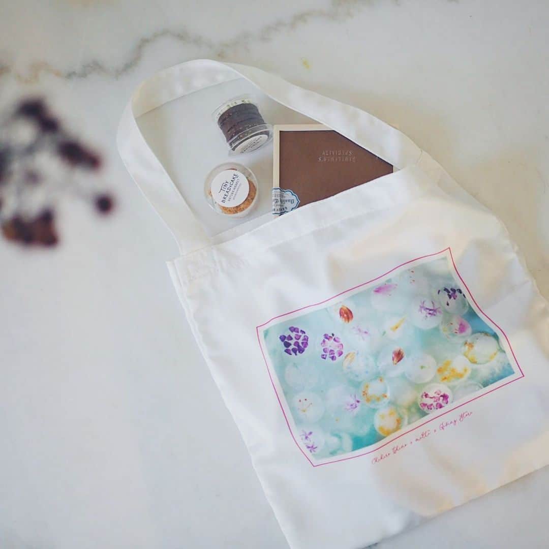 石野千尋のインスタグラム：「Giving Store KEEP CELEBRATE PROJECT  @chihiroishino × @maisonmalta  × @givingstore collaboration bag ★  今年の夏、STAY HOME期間中に写真で何かできないかなと @maisonmalta さんと一緒に制作した氷花の作品をプリントしたバッグを @givingstore さんに作っていただきました！  写真の透明感や花の色彩を崩さないようにプリントするため、 昇華プリントで仕上げています。バッグもオリジナルで素材から選び、大きすぎず小さすぎず、肩にかけても手に持ってもベビーカーにかけてもokな便利サイズです。小さくなるのでカバンにいつも忍ばせてもらえたら嬉しいです。  本日から @givingstore 各店舗、オンラインでも販売しています！どうぞよろしくお願いします🤲🌼🌸💠  引き続きSTAY HOME PROJECTのお花の壁紙は私のストーリーズのアーカイブのスクリーンショット、もしくはwebよりダウンロードして保存して、壁紙などに使って楽しんでくださいね🍒  #givingstore #celebrateproject #maisonmalta #flower #photo #art #photoprint #bag #photographer #workshop #flowerpattern #interior #花 #写真 #氷花 #花柄 #写真プリント」