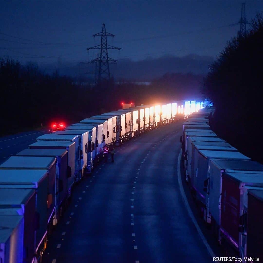 ABC Newsさんのインスタグラム写真 - (ABC NewsInstagram)「Hundreds of lorries are seen parked on the M20 motorway, as EU countries impose a travel ban from the UK near Ashford, Britain.  #covid_19 #unitedkingdom #lockdown」12月22日 17時30分 - abcnews