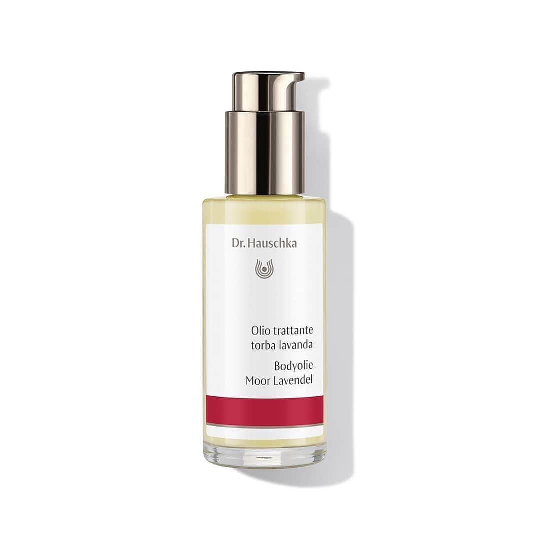 Dr. Hauschka Japan ドクターハウシュカのインスタグラム：「【一日の疲れをほぐすボディオイル】⁠ たまってしまった疲れを、　お休み前のマッサージで⁠足先をあたためながらほぐしていきましょう。⁠ .⁠ .⁠ ムア＋ラベンダーのボディオイルは、ラベンダーの穏やかな香りで癒されながら、ムア（苔）はお肌をしっかり乾燥や外気から守ってゆきます。ラベンダーにムア（苔）が少し加わった、深くこっくりとした穏やかな香り。⁠ .⁠ .⁠ 香りを感じながら、セルフフットマッサージで⁠ご自身をいたわってあげましょう。⁠ 以下、商品画像の次の画像より、マッサージをイラストでご紹介しています。⁠ .⁠ .⁠ 画像2枚目：足の甲からくるぶしの周りを両手でぐーを作り、足の甲全体を軽く流してゆく。⁠ .⁠ .⁠ 画像3枚目:足の先を回し、手をグーにして、足裏全体を絵を描くようにくるくる回して流す。⁠ .⁠ .⁠ 画像5枚目:⑤最後に「湧泉（ゆうせん）」のツボを3回程⁠ ゆっくり押してゆく。⁠ .⁠ .⁠  #drハウシュカ#ドクターハウシュカ#ナチュラルコスメ#オーガニックコスメ#スキンケア#ボディケア#ボディクリーム#ボディオイルマッサージ#保湿#オイルマッサージ#むくみ改善#ハーブ#ボディクリーム #ノンケミカル #自然派#体質改善 ##天然香料#乾燥ケア #乾燥対策#ナチュラルボディケア # 保湿オイル#ボディケア#自然派#ボディオイル#オーガニックコスメ好きな人と繋がりたい#オーガニック好きな人と繋がりたい#ラベンダー#むくみ#フットマッサージ#ふくらはぎ#むくみケア」