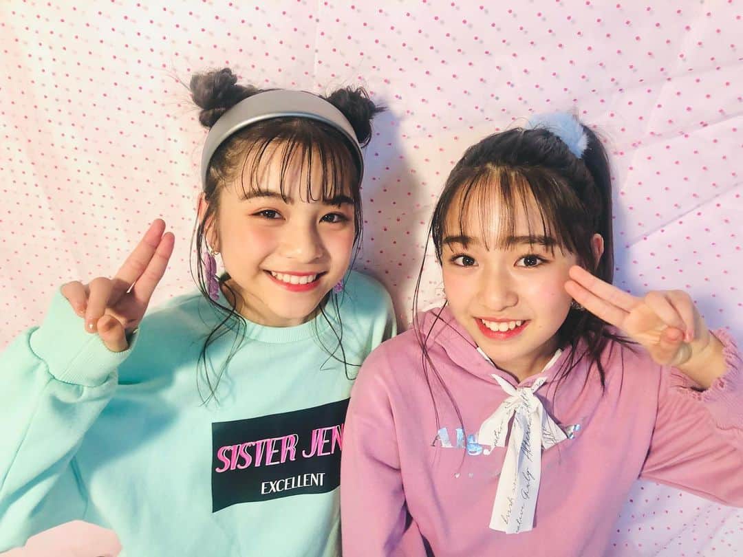 ニコ☆プチのインスタグラム：「🥳🌟💖 2月号さいしょのオフショットは表紙の2人🥰🥰 はっぴーなニコニコ笑顔がめじるしだよっ☺︎✌︎✌︎💝 みんな本屋さんへいっそげ〜‼🕊💨 . . #有坂心花  #藤岡舞衣」