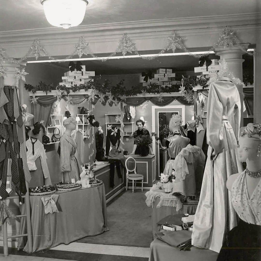 のインスタグラム：「For Monsieur Dior, the end-of-year holiday was a time like no other. With its enchanted atmosphere inspiring enormous passion and anticipation, he attached great importance to this festive occasion, creating ranges of irresistible accessories ideal for offering, such as perfumes, stockings, gloves, silk scarves and all kinds of unique objects of desire. In turn, each gift would be carefully wrapped in dazzling boxes secured with a golden seal and a white ribbon. Filled with sparkling surprises, this magical season is the perfect opportunity to experience the Dior art of indulgence.  © Droits réservés」