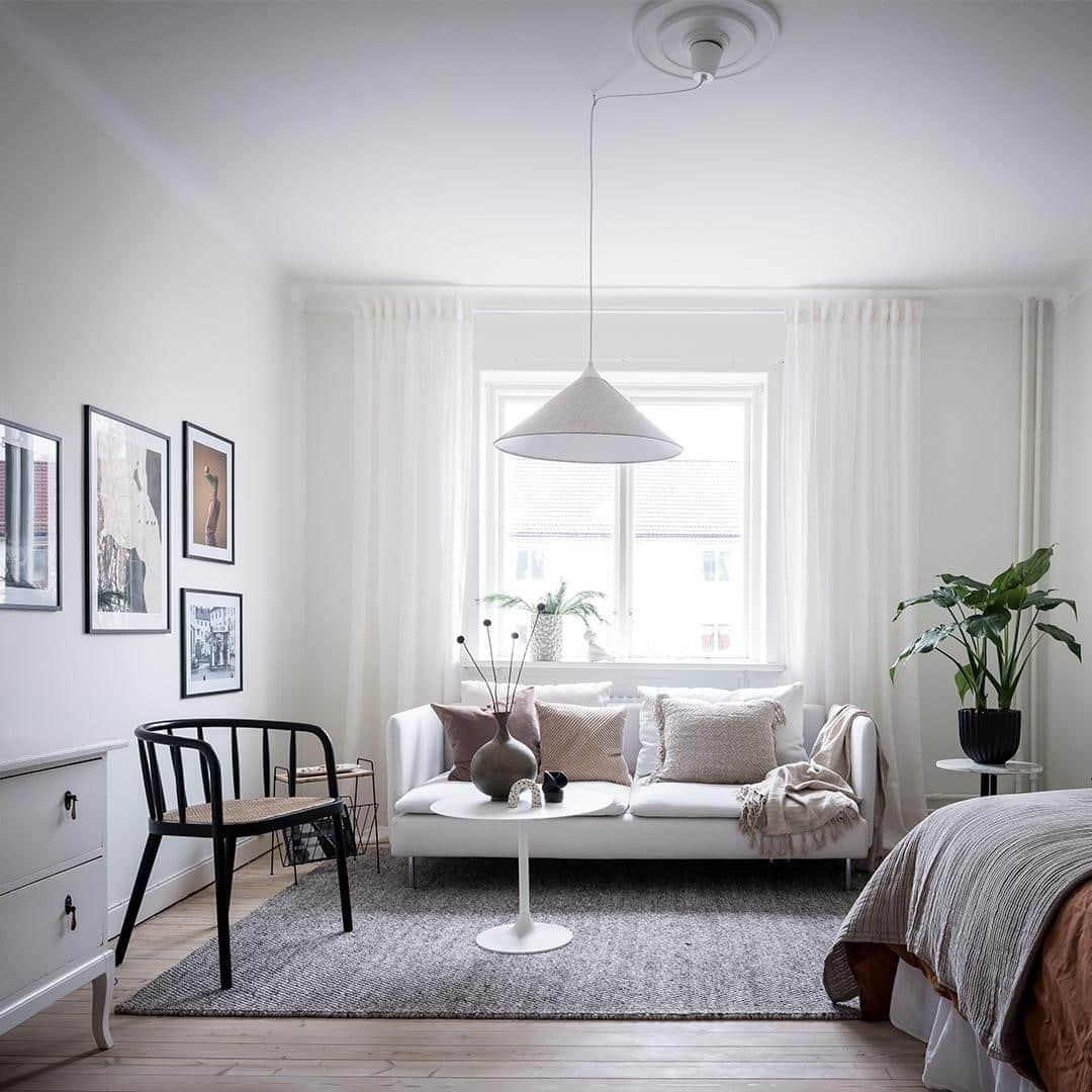 Bjurforsのインスタグラム：「Tips på förhand Visas under Stora Visningsveckan: charmig etta i hjärtat av Kungsladugård. Kungsladugårdsgatan 7A. Foto: @fotografalencordic Styling: @mabel.market . . . . #bjurfors_goteborg #mäklarejuliaalbinsson #inredning #interior #livingroom #vardagsrum #homestyling #interiör #storavisningsveckan #soffa #soffbord #styling #carpet #sofa #matta」