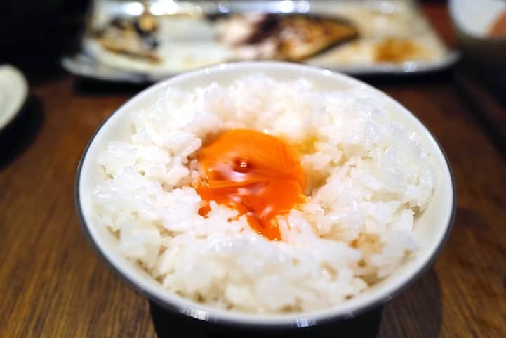 福岡グルメ 福岡ランチ「デビログ」さんのインスタグラム写真 - (福岡グルメ 福岡ランチ「デビログ」Instagram)「前々から太っ腹で評判の店『#かんすけ 』にようやく行けた。 1番人気の「塩さば定食」はなんと700円(税込)‼️刺身をつけても900円ですよ👍 しかも放し飼い鶏の新鮮な生卵が1個サービスとか嬉しすぎる😋 ご飯のお替りが無料なので、食べ過ぎちゃうよね～😆 次は超サービス品の「海鮮丼」900円にしてみよう。 薬院の『かんすけ』は姉妹店で、こちらは「チキン南蛮」がオススメらしい。 代表の守田さん、ご馳走様でした。  #かんすけ本店 #福岡市中央区高砂 1-18-1 092-522-3710 11:30～13:30 18:00～0:00 日曜日、祝日はランチは休み 日曜日営業 不定休 カード不可  #福岡居酒屋 #高砂 #高砂グルメ #高砂ランチ #福岡塩さば定食 #福岡 #福岡県 #福岡市 #福岡グルメ #福岡ランチ #福岡ディナー #福岡ごはん #福岡ご飯 #福岡飯 #福岡食べ歩き #福岡インスタグルメ #食べログ福岡 #福岡旅行 #福岡グルメ旅 #博多 #博多グルメ #博多ランチ #fukuoka #fukuokacity #fukuokagourmet #fukuokapics #hakata」12月22日 16時00分 - devi_takahashi