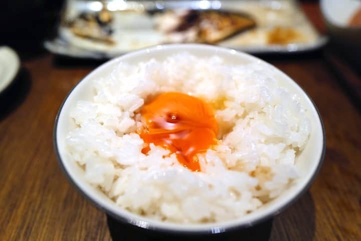 福岡グルメ 福岡ランチ「デビログ」さんのインスタグラム写真 - (福岡グルメ 福岡ランチ「デビログ」Instagram)「前々から太っ腹で評判の店『#かんすけ 』にようやく行けた。 1番人気の「塩さば定食」はなんと700円(税込)‼️刺身をつけても900円ですよ👍 しかも放し飼い鶏の新鮮な生卵が1個サービスとか嬉しすぎる😋 ご飯のお替りが無料なので、食べ過ぎちゃうよね～😆 次は超サービス品の「海鮮丼」900円にしてみよう。 薬院の『かんすけ』は姉妹店で、こちらは「チキン南蛮」がオススメらしい。 代表の守田さん、ご馳走様でした。  #かんすけ本店 #福岡市中央区高砂 1-18-1 092-522-3710 11:30～13:30 18:00～0:00 日曜日、祝日はランチは休み 日曜日営業 不定休 カード不可  #福岡居酒屋 #高砂 #高砂グルメ #高砂ランチ #福岡塩さば定食 #福岡 #福岡県 #福岡市 #福岡グルメ #福岡ランチ #福岡ディナー #福岡ごはん #福岡ご飯 #福岡飯 #福岡食べ歩き #福岡インスタグルメ #食べログ福岡 #福岡旅行 #福岡グルメ旅 #博多 #博多グルメ #博多ランチ #fukuoka #fukuokacity #fukuokagourmet #fukuokapics #hakata」12月22日 16時00分 - devi_takahashi