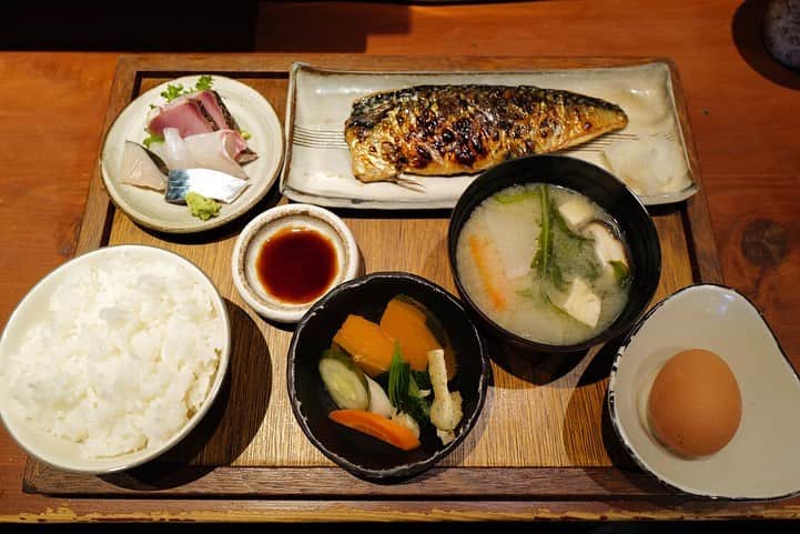 福岡グルメ 福岡ランチ「デビログ」さんのインスタグラム写真 - (福岡グルメ 福岡ランチ「デビログ」Instagram)「前々から太っ腹で評判の店『#かんすけ 』にようやく行けた。 1番人気の「塩さば定食」はなんと700円(税込)‼️刺身をつけても900円ですよ👍 しかも放し飼い鶏の新鮮な生卵が1個サービスとか嬉しすぎる😋 ご飯のお替りが無料なので、食べ過ぎちゃうよね～😆 次は超サービス品の「海鮮丼」900円にしてみよう。 薬院の『かんすけ』は姉妹店で、こちらは「チキン南蛮」がオススメらしい。 代表の守田さん、ご馳走様でした。  #かんすけ本店 #福岡市中央区高砂 1-18-1 092-522-3710 11:30～13:30 18:00～0:00 日曜日、祝日はランチは休み 日曜日営業 不定休 カード不可  #福岡居酒屋 #高砂 #高砂グルメ #高砂ランチ #福岡塩さば定食 #福岡 #福岡県 #福岡市 #福岡グルメ #福岡ランチ #福岡ディナー #福岡ごはん #福岡ご飯 #福岡飯 #福岡食べ歩き #福岡インスタグルメ #食べログ福岡 #福岡旅行 #福岡グルメ旅 #博多 #博多グルメ #博多ランチ #fukuoka #fukuokacity #fukuokagourmet #fukuokapics #hakata」12月22日 16時00分 - devi_takahashi