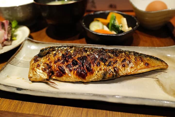 福岡グルメ 福岡ランチ「デビログ」さんのインスタグラム写真 - (福岡グルメ 福岡ランチ「デビログ」Instagram)「前々から太っ腹で評判の店『#かんすけ 』にようやく行けた。 1番人気の「塩さば定食」はなんと700円(税込)‼️刺身をつけても900円ですよ👍 しかも放し飼い鶏の新鮮な生卵が1個サービスとか嬉しすぎる😋 ご飯のお替りが無料なので、食べ過ぎちゃうよね～😆 次は超サービス品の「海鮮丼」900円にしてみよう。 薬院の『かんすけ』は姉妹店で、こちらは「チキン南蛮」がオススメらしい。 代表の守田さん、ご馳走様でした。  #かんすけ本店 #福岡市中央区高砂 1-18-1 092-522-3710 11:30～13:30 18:00～0:00 日曜日、祝日はランチは休み 日曜日営業 不定休 カード不可  #福岡居酒屋 #高砂 #高砂グルメ #高砂ランチ #福岡塩さば定食 #福岡 #福岡県 #福岡市 #福岡グルメ #福岡ランチ #福岡ディナー #福岡ごはん #福岡ご飯 #福岡飯 #福岡食べ歩き #福岡インスタグルメ #食べログ福岡 #福岡旅行 #福岡グルメ旅 #博多 #博多グルメ #博多ランチ #fukuoka #fukuokacity #fukuokagourmet #fukuokapics #hakata」12月22日 16時00分 - devi_takahashi